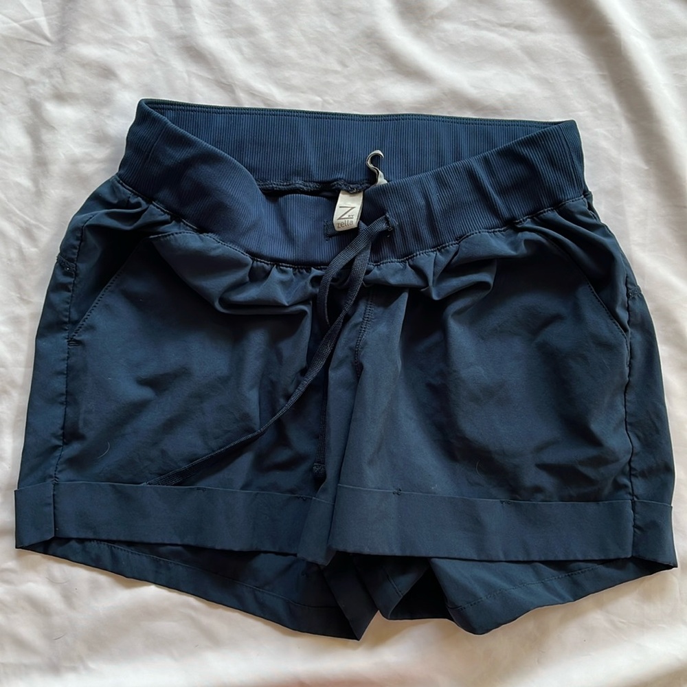 Zella Women’s Cuffed Shorts-Navy Blue